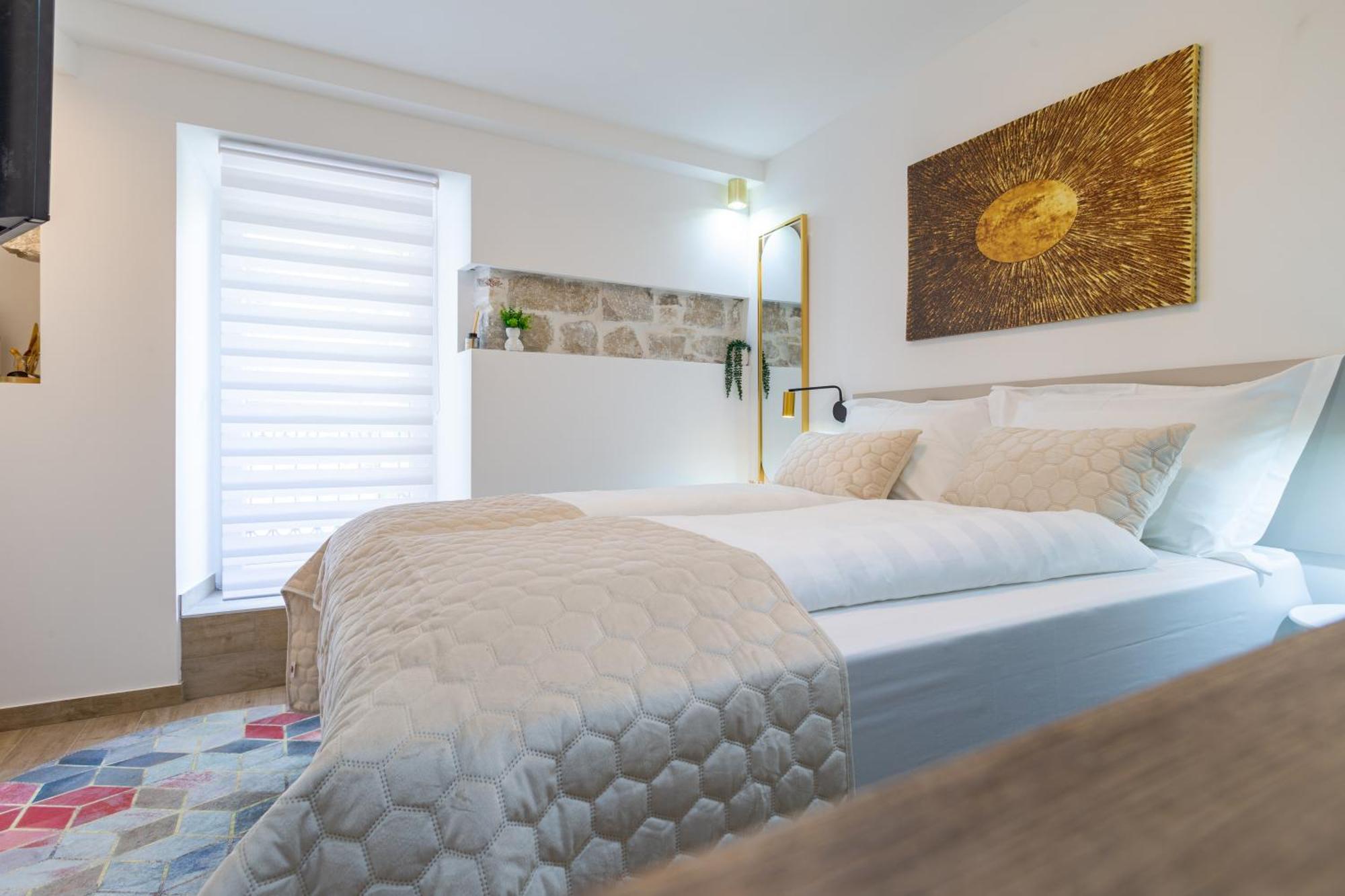 Luxury Lifestyle Rooms Split Exterior photo