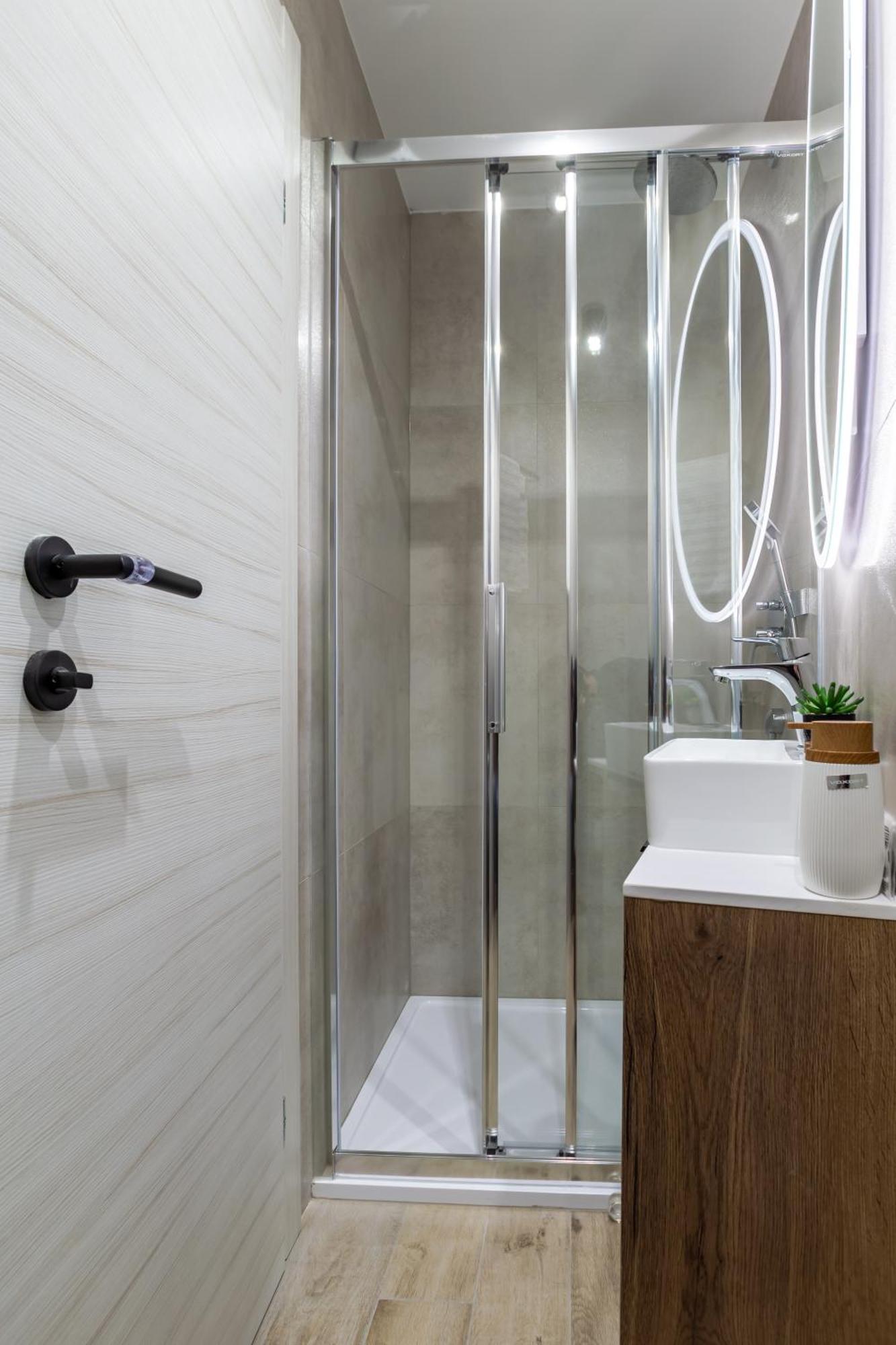 Luxury Lifestyle Rooms Split Exterior photo