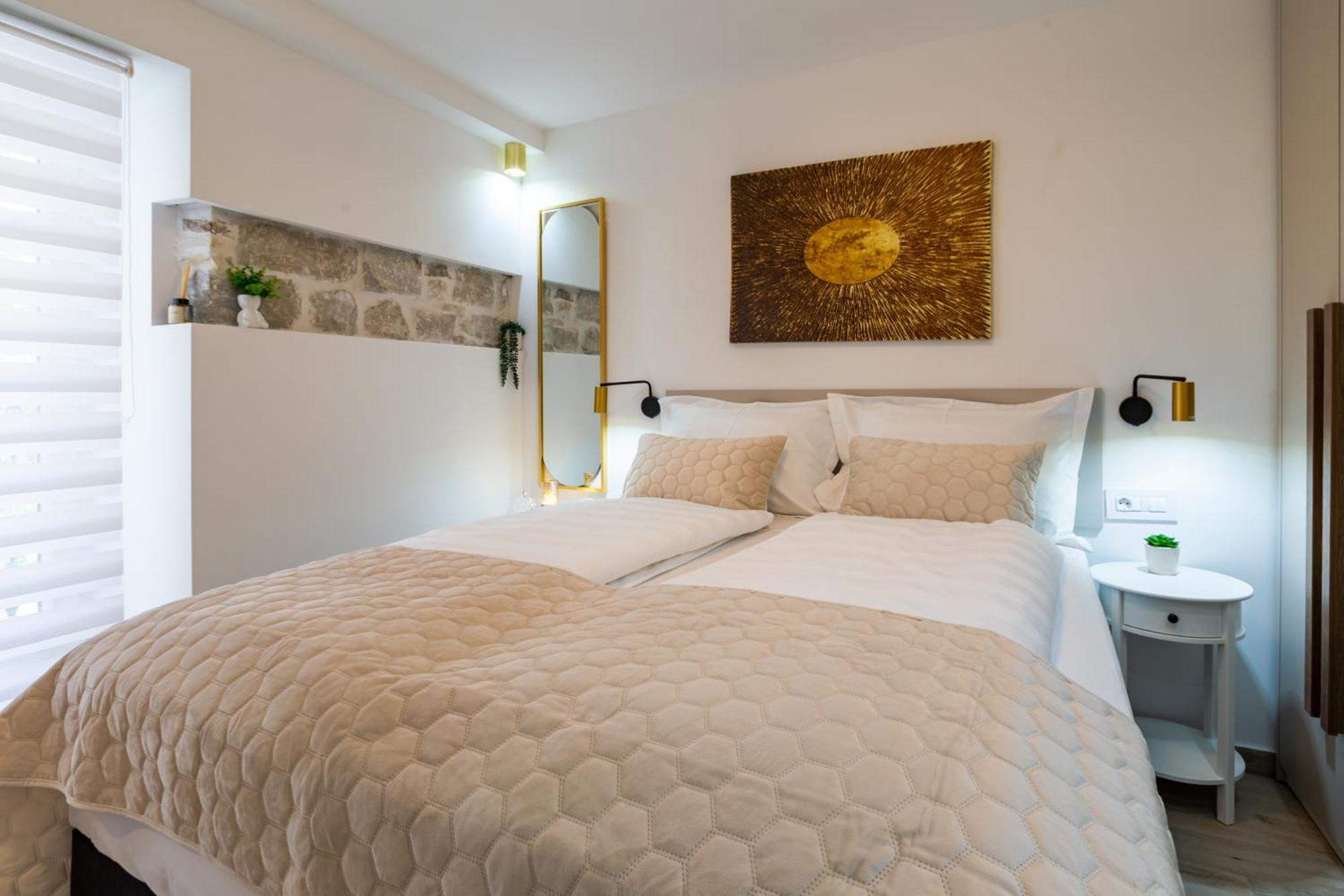 Luxury Lifestyle Rooms Split Exterior photo