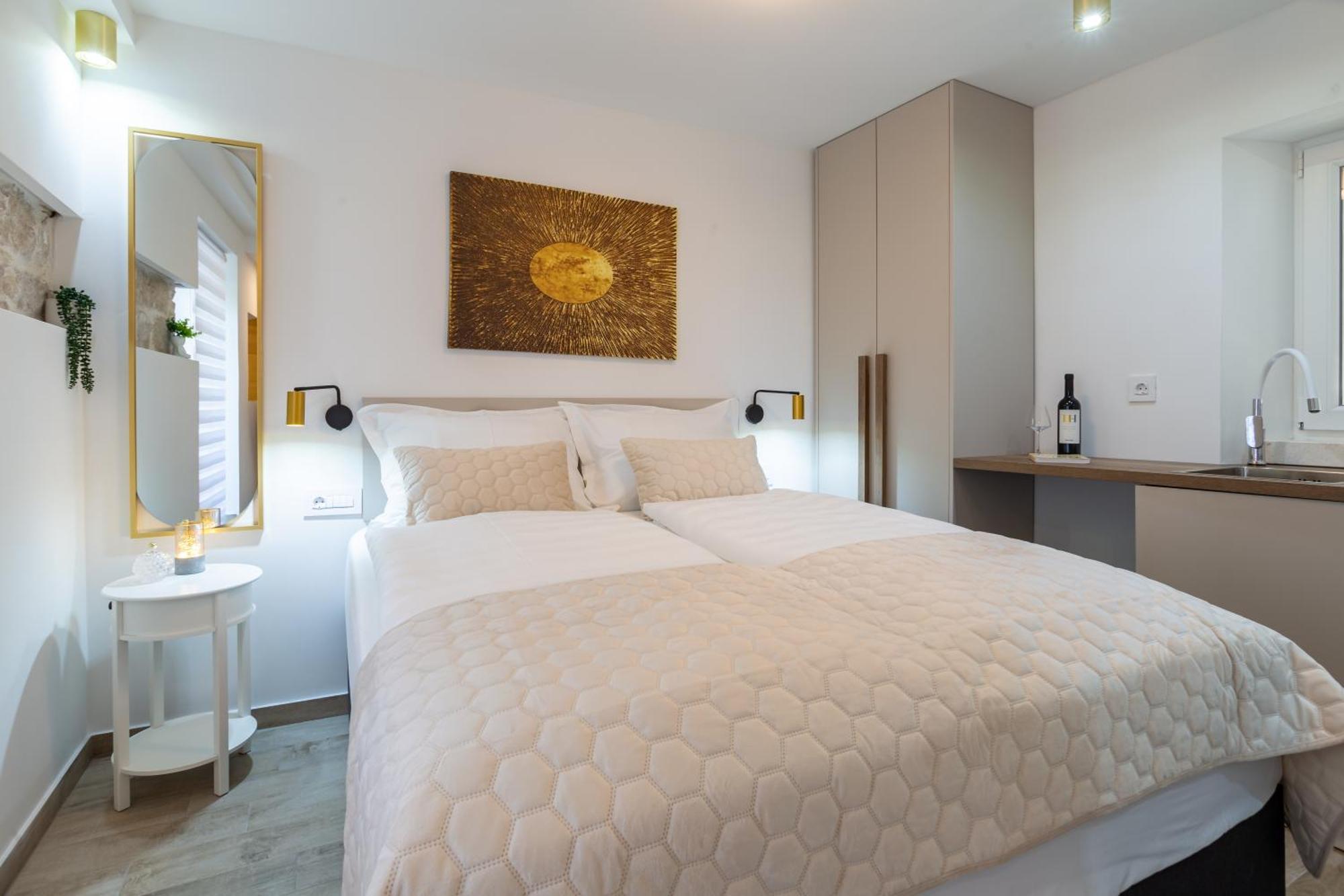 Luxury Lifestyle Rooms Split Exterior photo