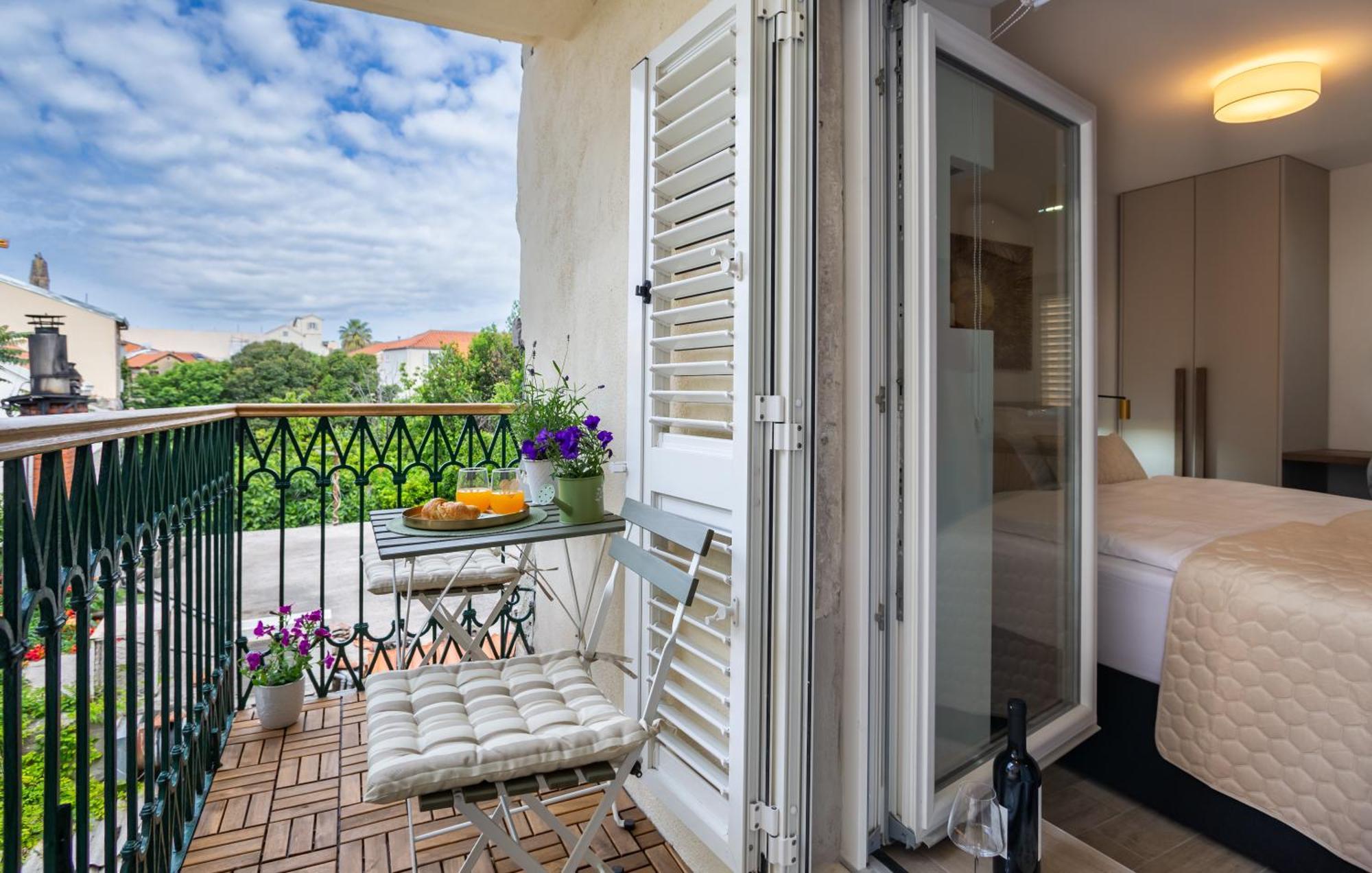 Luxury Lifestyle Rooms Split Exterior photo