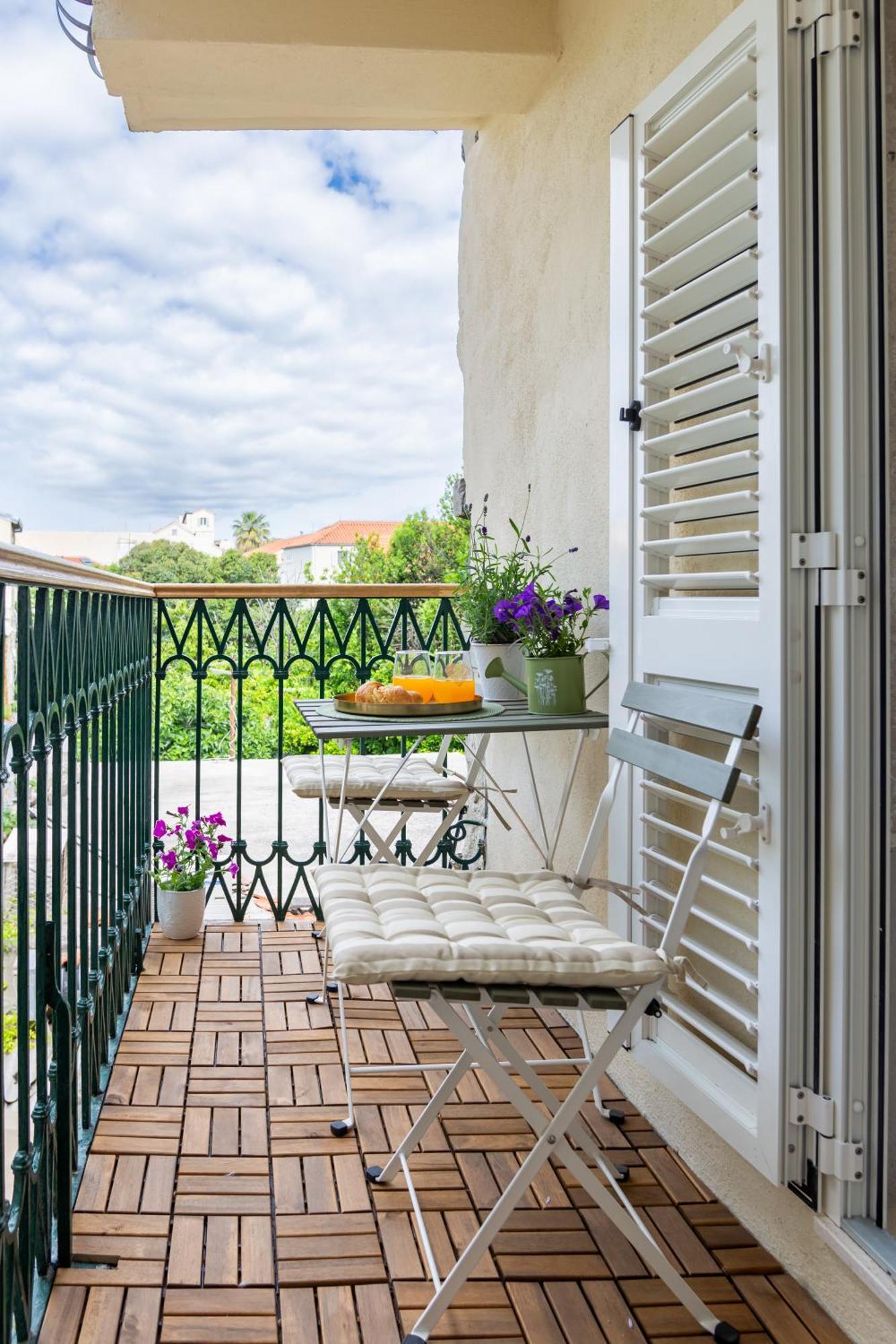 Luxury Lifestyle Rooms Split Exterior photo
